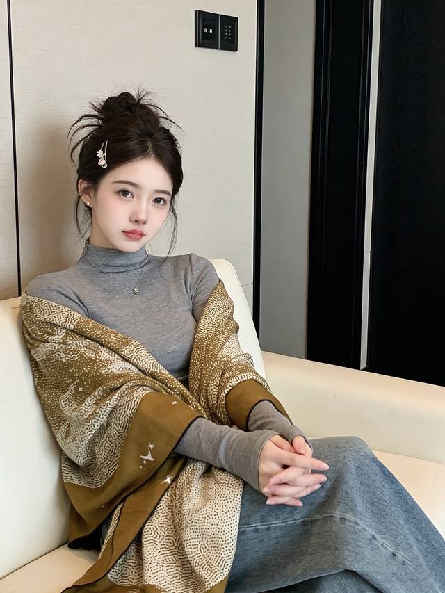 Hermes爱马仕新款 月光飞马Clair De Lune羊绒和真丝披肩，手工卷边 70%羊绒，30%真丝 。140×140Cm 含卷边 这款披肩采用我们标志性