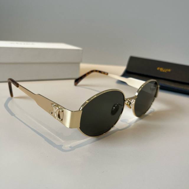Lisa同款一Celine复古小圆框墨镜瑟琳的“咸蛋超人”款凯旋门一直都很火可以说是一镜难求 Hold不住猫眼的姐妹可以选这款低调又耐看 #墨镜 #无墨镜不出门