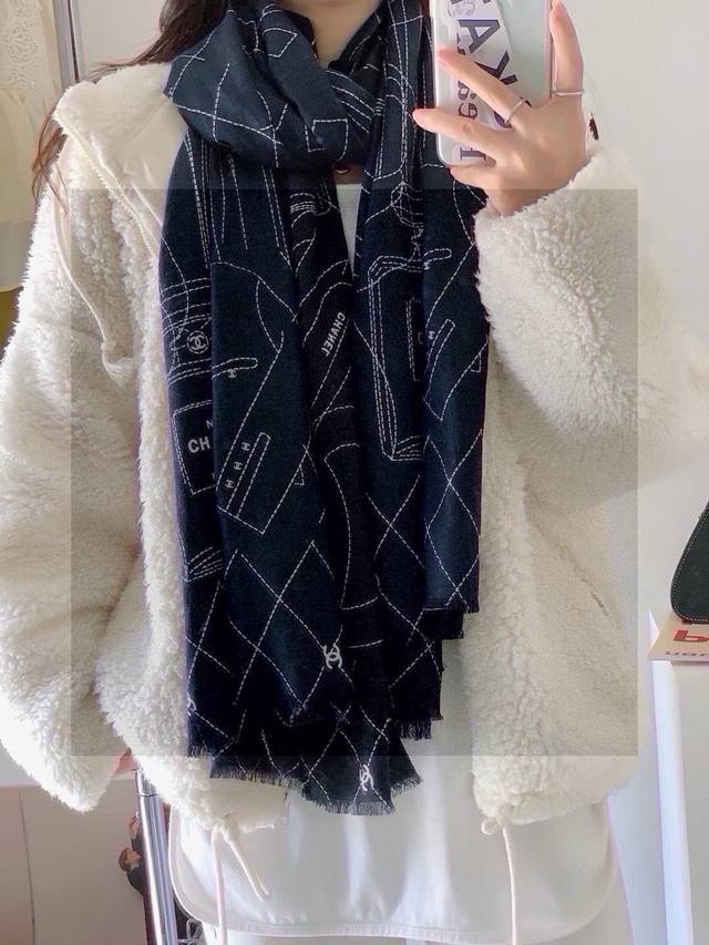 上新羊绒披肩长巾！强烈推荐价格p超美！实物更美羊绒面料！纹理清晰、细腻可见 每一个套色、每一个笔触，都是用心去勾画。这是一款以线条为主的风格， 都是以工笔素描的