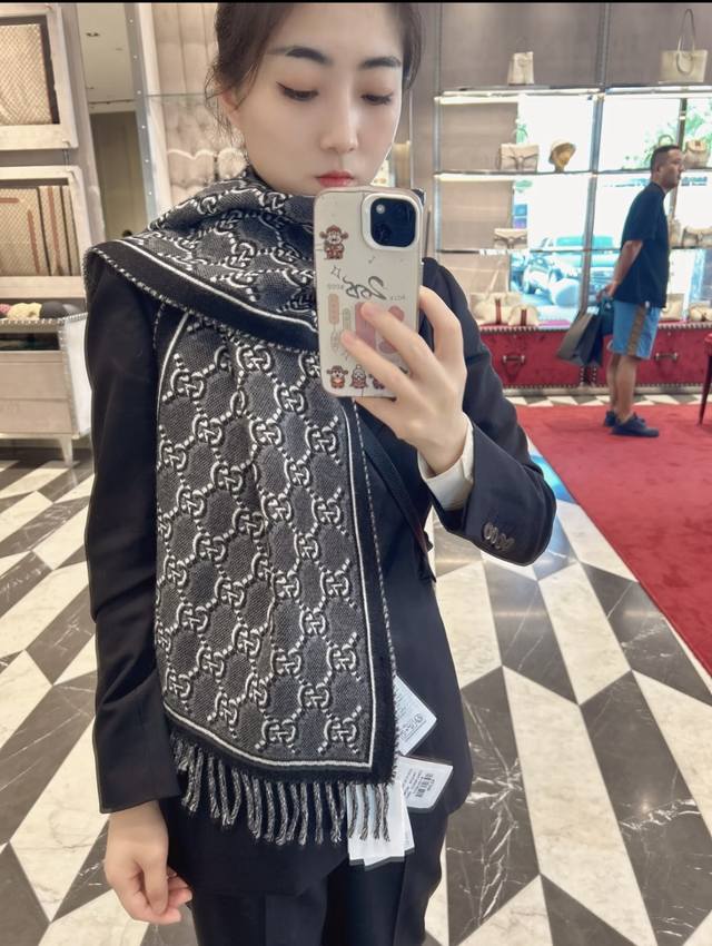 G家。 小G双面-Gu秋冬新款，主打的Gg时髦复古双面羊毛围巾！！ Gu主打系列，太喜欢这样的调调了！！长在很多喜欢复古时髦感人儿的审美上！！这东西100%真心