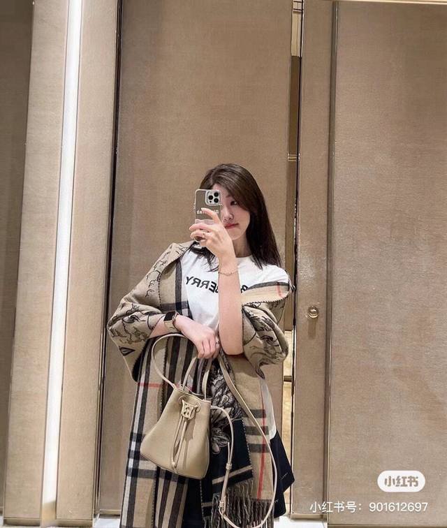 高版本带芯片 爆款Bur战马骑士双面披肩，各种好看，被誉为Burberry今年最美的款，最经典的提花战马徽标最美的经典焦糖配色披肩，精制围巾，选用提花精纺羊绒面