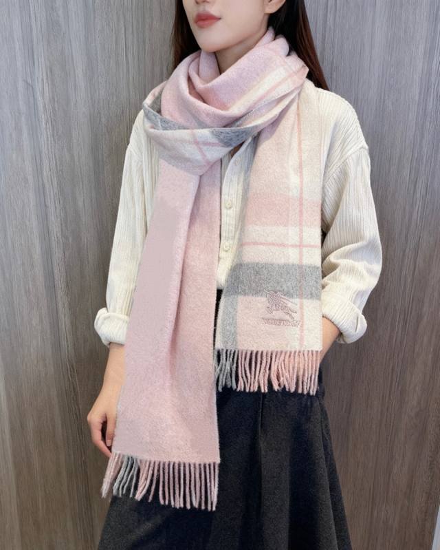 新款巴宝莉双面羊绒男女同款围巾且买且珍惜羊绒款~都是出口订单所以比较难遇东西讲究少而精好看的一定要收这款围巾，非常Classical的设计，经典大方面料采用的是