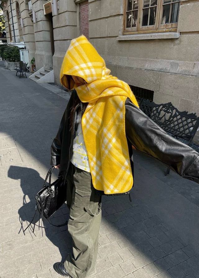 网红最新款Burberry家专属标识连帽小披肩，围巾披肩两用，绝对市面最牛的货，真材实料的东西，这款既可以当连帽披肩又可以当围巾，配上长筒靴超带范儿，美观性，舒