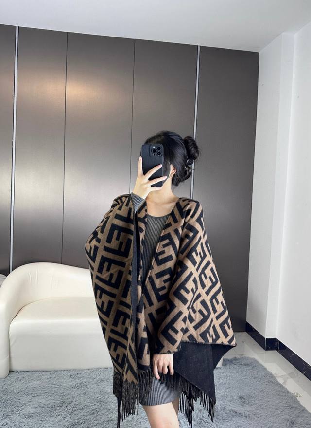 2025年重磅推出！Fendi重磅双面斗篷披肩！！同步专柜！ 重磅！！此款Ff披风是Fendi芬迪秋冬重磅新款！包裹式两面穿斗篷，羊绒和羊毛材质。一面饰有棕色大