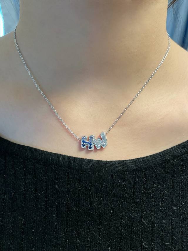 V金材质 5140210 海瑞温斯顿渐变蓝钻涂鸦项链，Hw的标印像暗戳戳的浪漫暗号 碎钻裹着蓝钻 满镶钻的肌理裹着清冷的蓝调，戴在颈间是独一份的专属浪漫