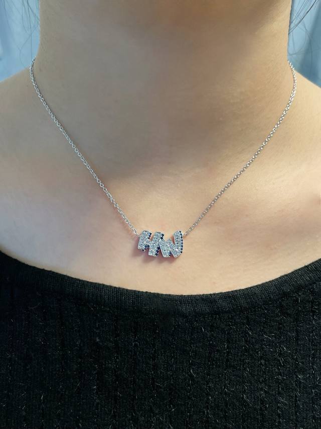 V金材质 5140210 海瑞温斯顿边钻蓝钻涂鸦项链，Hw的标印像暗戳戳的浪漫暗号 碎钻裹着蓝钻 满镶钻的肌理裹着清冷的蓝调，戴在颈间是独一份的专属浪漫