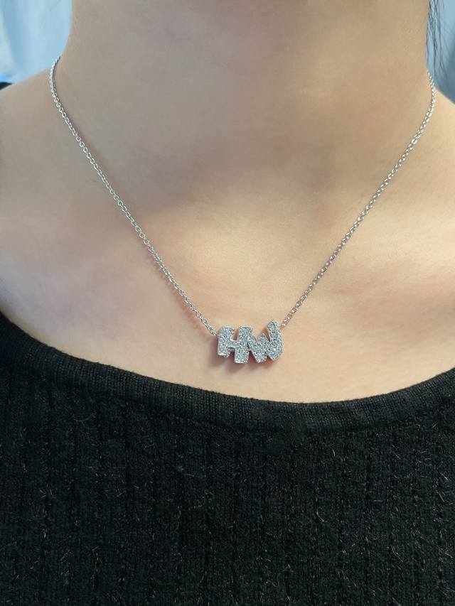 V金材质 5140210 海瑞温斯顿白钻涂鸦项链，Hw的标印像暗戳戳的浪漫暗号 白钻裹着字母的棱角，是把克制的浪漫藏进了颈间的细节里，戴在颈间是独一份的专属浪漫