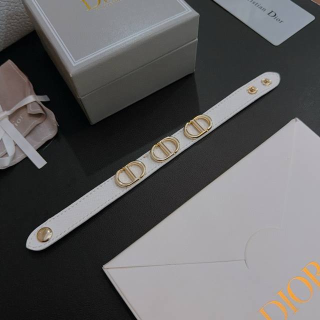 高品质迪奥牛皮手绳手链原单货专柜新款开模复古潮流时尚必备 男女均可佩戴 情侣款同款 摇滚朋克泰银风格 复古元素 潮流百搭 官网同款牛皮最新款链条档次更高明星经典