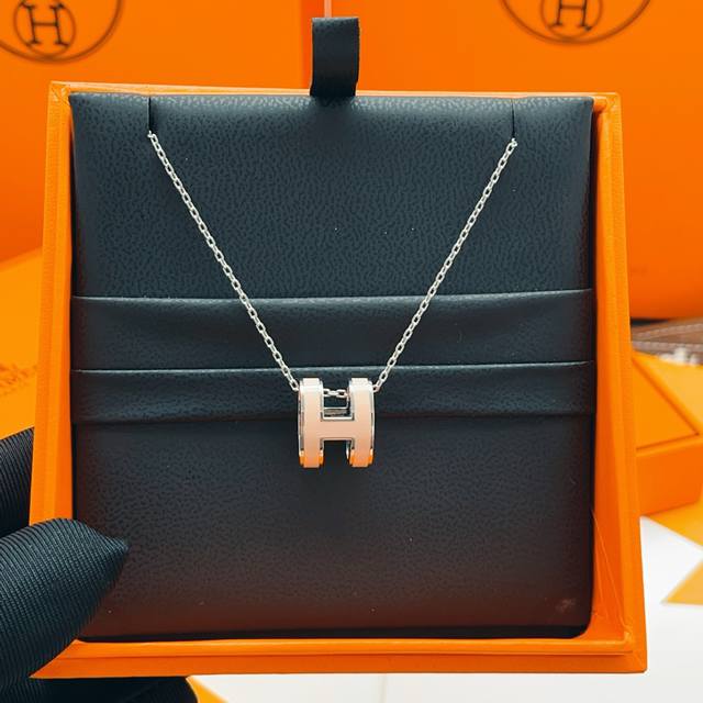 He Mes爱马仕最新款粉色珐琅银项色大号链 一致Zp黄铜材质，非常的上镜设计很特别值得入手高级手工坊系列