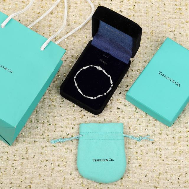 我们出品 蒂芙尼钻石手链，可以订做真金真钻版，价格p咨询客Fu 这款手链是非常简单的一个款式，巨好搭配的款式，女生的福利。芊细，百搭。可与其他款式手链搭配一起完