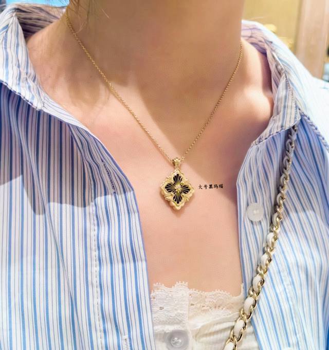 V金材质 布契拉提大号歌剧院系列黑玛瑙项链，复古宫廷风四叶草，四瓣花贝壳双面项链，太有意式风情了，整件作品精致华丽又增添文艺的感觉，采用 Rigato平行纹雕刻