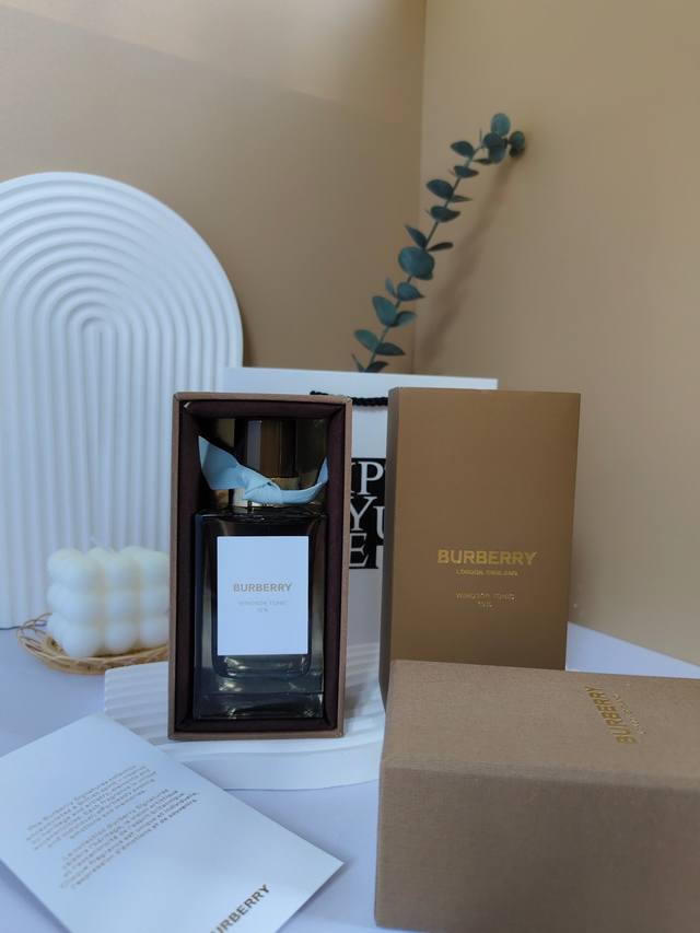 原单品质 Burberry巴宝莉漫步温莎100Ml Windsor Tonic 漫步温莎前调:橘子 香柠檬 苦橙叶中调:橙花油小豆蔻 柏树后调:麝香雪松 香柠檬