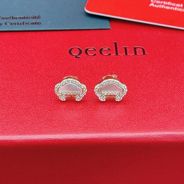 Qeelin麒麟玫白色平安锁玫瑰金色耳钉 一致Zp黄铜材质，非常的上镜设计很特别值得入手高级手工坊系列