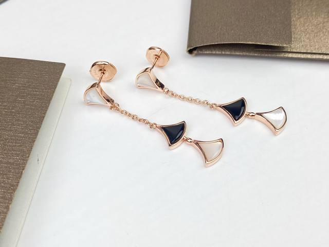 Bvlgari宝格丽黑玛瑙白贝母扇形耳钉 925银针防过敏[调皮]女神必备美毙了宝格丽珠宝Diva系列小裙子耳饰创意扇子设计搭配黑玛瑙和白贝母 优雅而亲切 ～彰