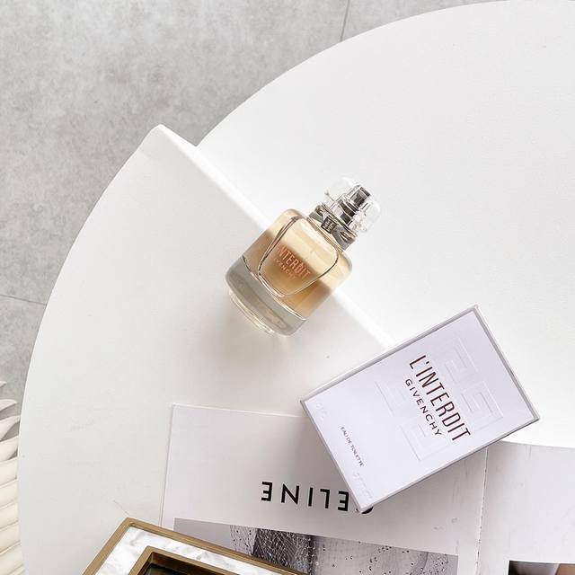 原单品质 纪梵希无心禁忌淡香 因为一个故事爱上一瓶香水 此款香水是纪念禁忌赫本香而诞生的香水 前调一开始有点小刺激 后调很清淡 非常舒服 很淡雅的一款香 有一种