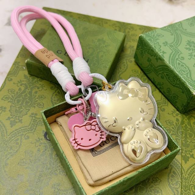 新品发布 黄金版Kt猫古驰钥匙扣 古驰包包扣 最新款包包挂饰档次更高明星同款Anger Forest系列双G经典款联名设计理念钥匙扣系列 细节对版做旧处理 非市