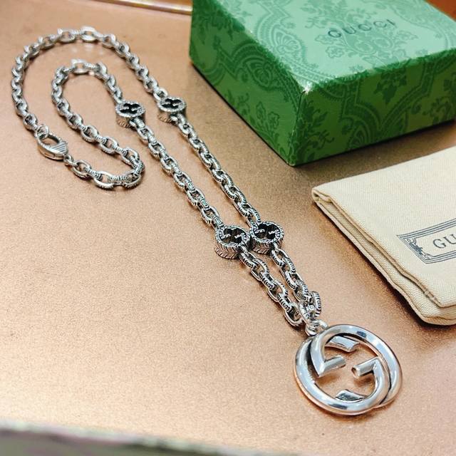 古驰项链最新款链条档次更高明星同款Anger Forest系列双G古驰项链 细节对版做旧处理 非市面亮面版型 这款一直在出 古驰里面热卖款 非常好搭配潮流衣服