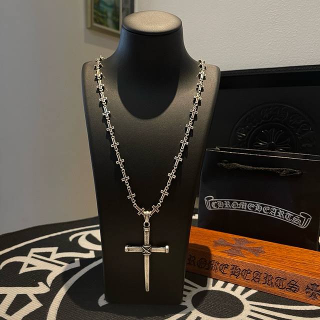 新款 专柜品质 Chrome Hearts克罗心经典复古十字架项链 十字架吊坠 凹凸造型不同的花纹设计风格 呈现出与众不同 十字架 童军花是克罗心的志 所以更经