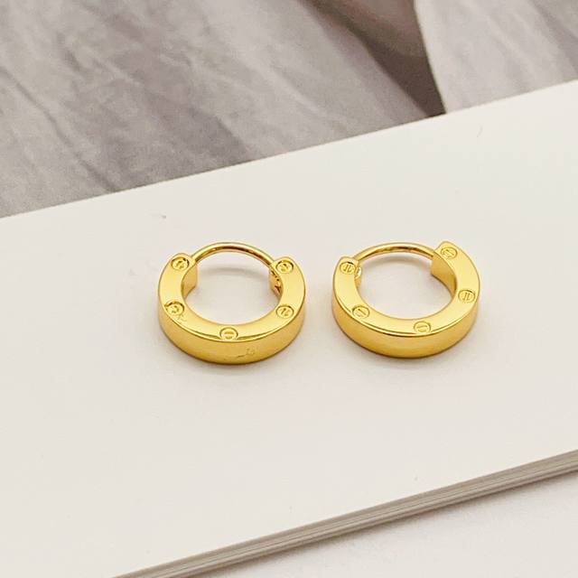 Ke064 Cartie*最新款卡地亚金色圆形耳钉 一致Zp黄铜材质，非常的上镜设计很特别值得入手高级手工坊系列
