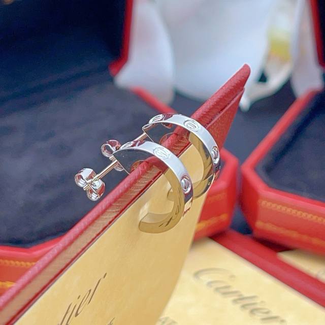 Ke009 Cartie*最新款卡地亚光面银色耳钉 一致Zp黄铜材质，非常的上镜设计很特别值得入手高级手工坊系列