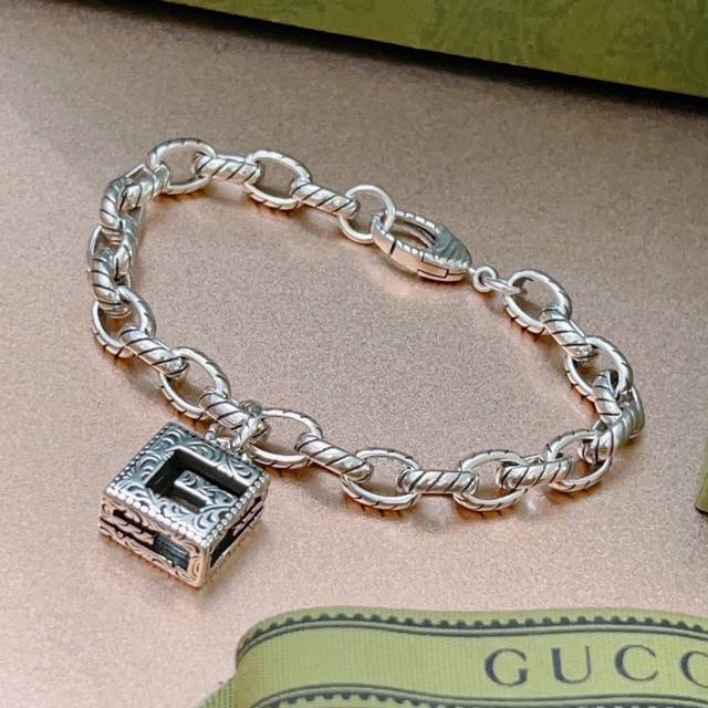古驰手链男女同款 最新款链条档次更高明星同款Anger Forest系列双G图案手链 尺寸:16-22厘米 细节对版做旧处理 非市面亮面版型 非市面普通做工 这