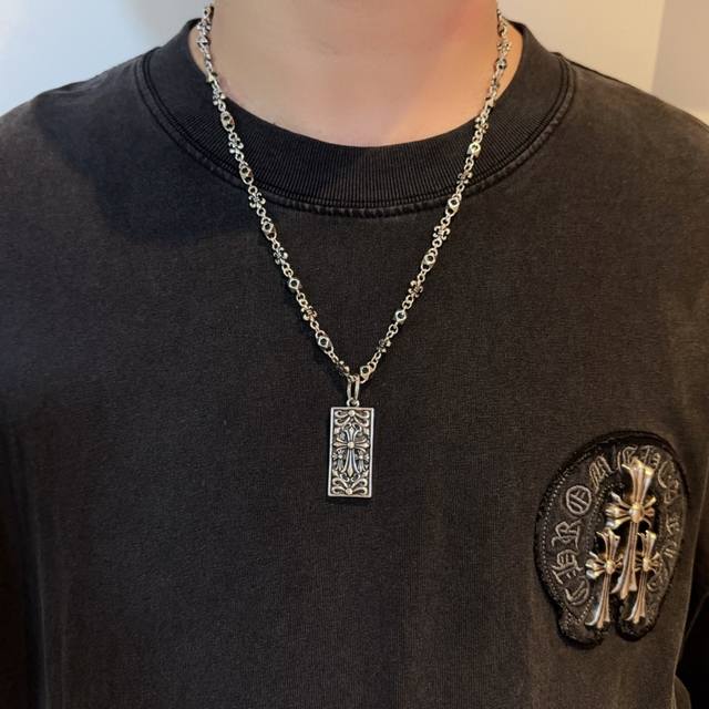 新款 专柜品质 Chrome Hearts克罗心绿钻项链 方牌十字架吊坠 凹凸造型不同的花纹设计风格 呈现出与众不同 十字架 童军花是克罗心的志 所以更经久不衰