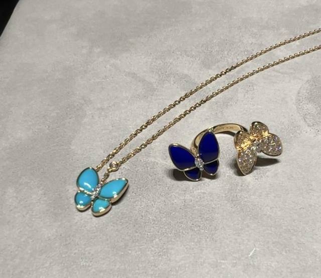 V金镀咪金蝴蝶戒指 精工版 一定要入，因为，不仅好看，做得也实在是太好太无敌了，性价比实在是高到不要不要的一边贝母，一边满钻，再现不对称的设计美感，蝴蝶在春风中