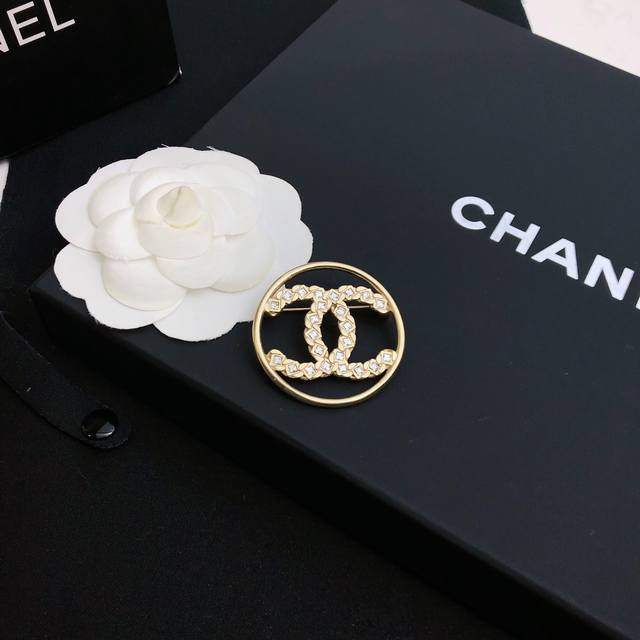 厂家直销官网新款原版一摸一样的原单货！每一个细节媲美专柜正品，业内仅此一家全世界专柜自购正品打版，胸针