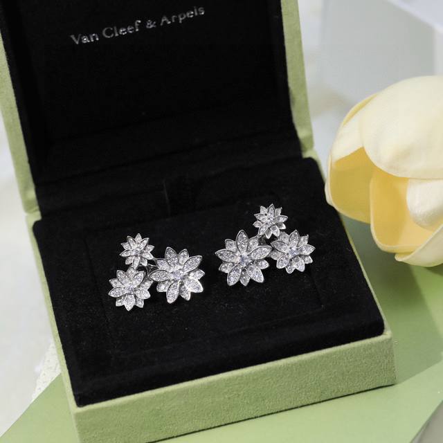 梵克雅宝耳钉梵克雅宝Vca花朵耳钉 银针亚金材质 带Logo电镀18K白金 配飞碟耳塞美到窒息的繁花耳钉 Vca Earrings 超级无敌赞的一款自留款，姐姐