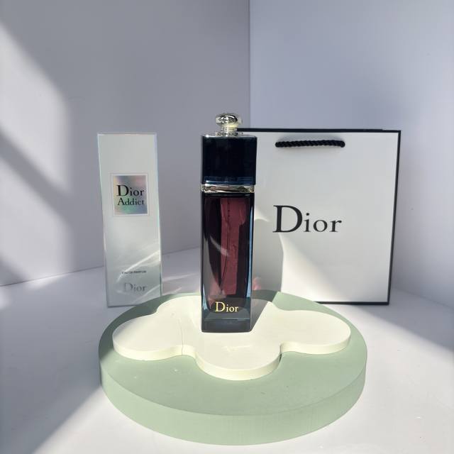 原单品质 DDD 迪奥蓝色魅惑 DDD 东方花香调 DDD 为了满足所有在传统与现代之间挣扎的女子，推出这款以昙花为主调的瘾诱香水，以外显、个性鲜明同时兼具情绪