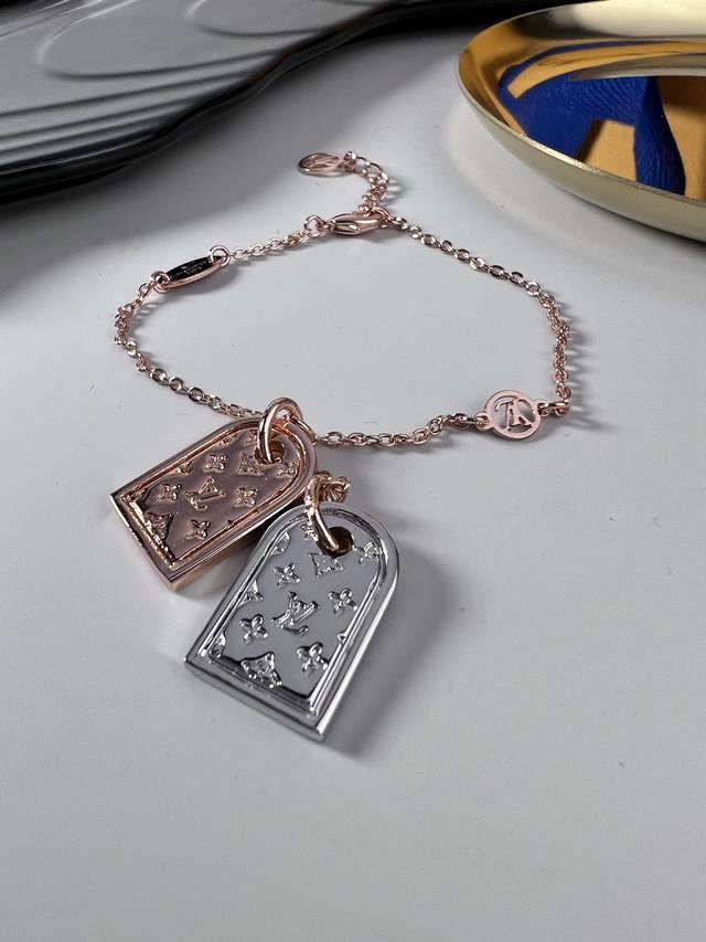 项链 ，手链 。 DDD Lv Nanogram 手链为袖珍标签装饰镂刻 Monogram 图案和 Lv 字母，通过柔软珠链相连。Lv Circle 标识点缀钩