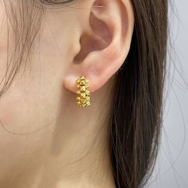 V金镀咪金 5140250 卡地亚Cnc迷你子弹头耳环两侧的小柳钉可以自由晃动，非常个性的一款。 永恒经典 近年来很火 高端 微镶嵌材质 一样的工艺 不一样的价