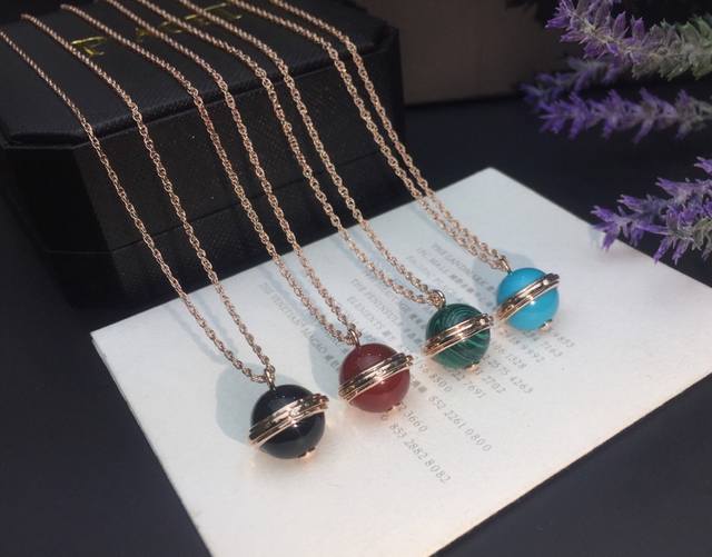 伯爵Possession项链～玫瑰金项链搭配黑玛瑙 红玉髓 孔雀石 绿松石 吊坠，饰以Possession 旋转圆环珍贵华美的旋转圆环镶嵌单颗圆形美钻 散发迷人