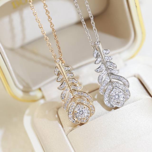 宝诗龙羽毛项链典经而现代，羽毛形装铺饰镶钻石，合契现今新的审美 亚金材质 厚金电镀 带Logo 宝诗龙项链 长度45Cm调节佩戴超美 DDD