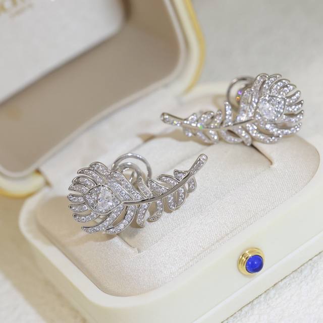 宝诗龙孔雀羽毛耳钉宝诗龙耳钉典经而现代，羽毛形装铺饰镶钻石，合契现今新的审美。银针耳钉 亚金材质厚金电镀 ，带Logo 佩戴超美 DDD