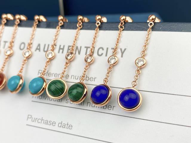 伯爵耳环搭配黑玛瑙 红玉髓 孔雀石 绿松石 青金石圆珠，并镶饰美钻一颗璀璨耀眼的钻石饰于宝石圆珠旁，绽放华美光彩工艺精细，采用亚金电镀18K玫瑰金工艺～925银