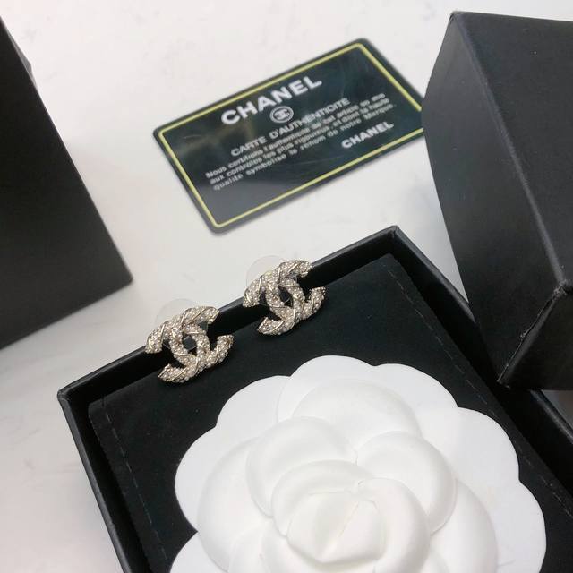 香奈儿 独家Chanel最新.. 爆款专柜同款水货正品麻花镶嵌小米珠双C珍珠，品质饰品， 这种耳钉的设计灵感来自香奈儿品牌中的珍珠麻花设计，非常经典，且不失气质