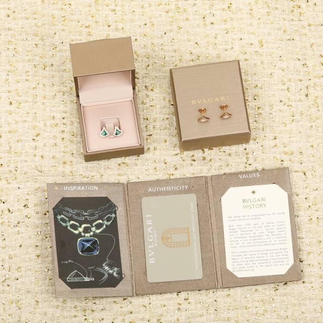 孔雀石 绿松石 红色 DDD 白贝 黑色 DDD 我们出品 宝格丽小裙子耳钉，可订做真金真钻，只做对版Zp真金货，Pk市面各种金货量大咨询客Fu DDD Div