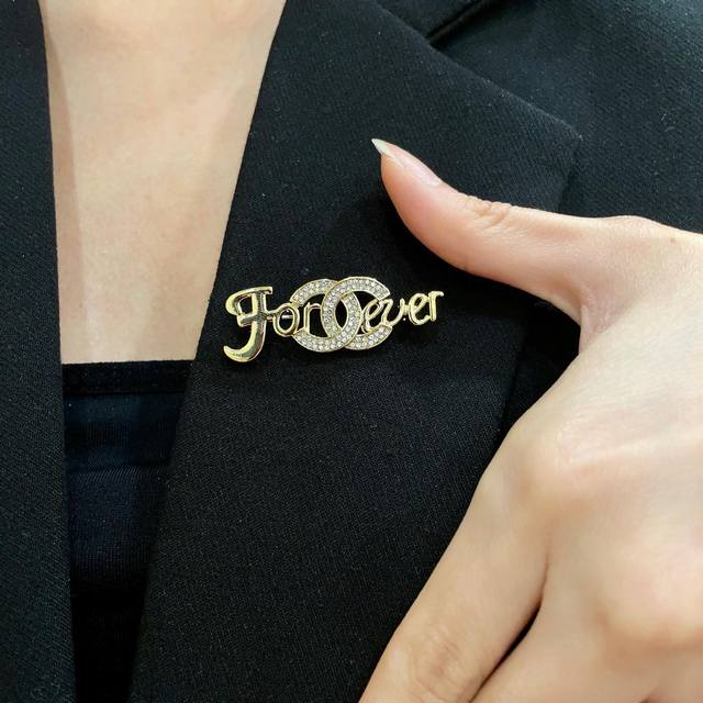 Chanel小香 专柜最新款同步上新香奈儿最新款胸针 胸针，是最懂女人的饰物。那些倾注了全部心血去做自己的女人，往往更珍惜胸针的意义。香奈儿女士把胸针别在帽子上