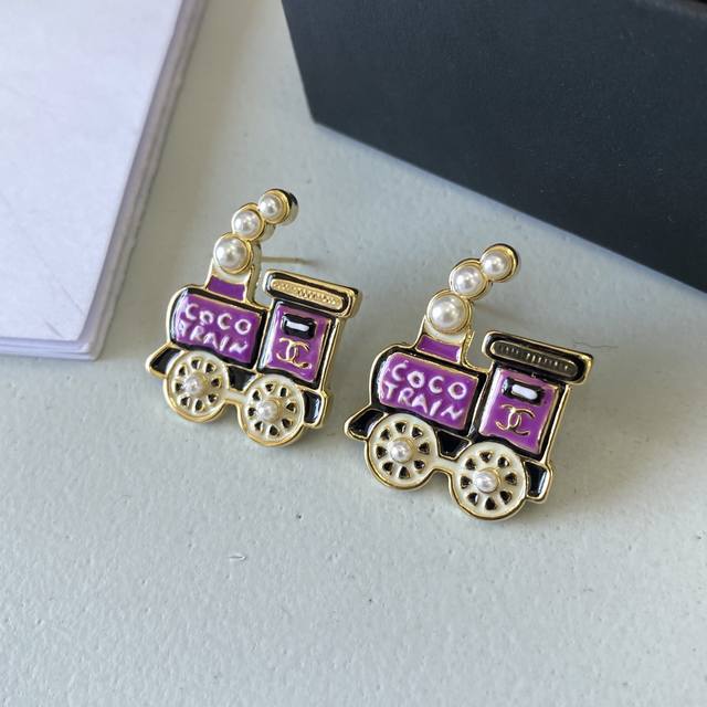 香奈儿不规则小火车字母珍珠字母耳钉热销爆上新Chan 26 彩钻宝石几何圆耳钉彩色宝石珍珠搭配金色，很复古宫廷风高饱和色系发光异形水钻，美的太高调了！色彩与氛围