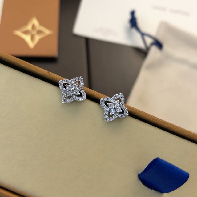 精工版本 Lv项链路易威登 镂空四叶草项链 电镀白金工艺 专柜版本 一比一质量搭配高碳钻 Blingbling 独家首发 Lv耳钉大牌设计理念 耳钉