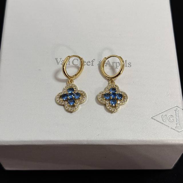 精工原版〕Vca四叶草梵克雅宝耳环，经典之作 官网同款 时尚潮流 采用多层次金属雕刻设计 使花瓣更立体 镶嵌满钻工艺 尽显女性柔美气质 四叶草幸运图案 象征幸运