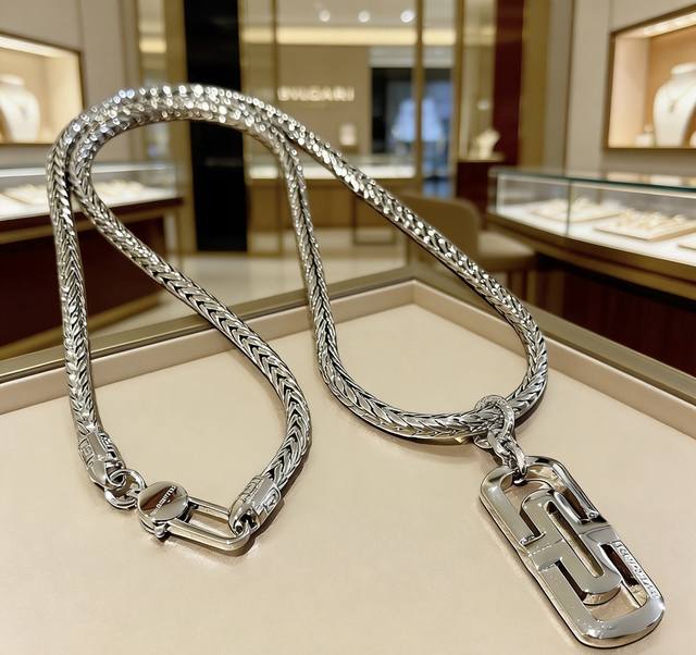 宝格丽项链V金材质 。Bvlgari宝格丽 Divas‘ Dream 系列 品相完美，细节无敌，那种独特的色泽完全无可挑剔，再缀以经典指环外形设计，简约之余却又