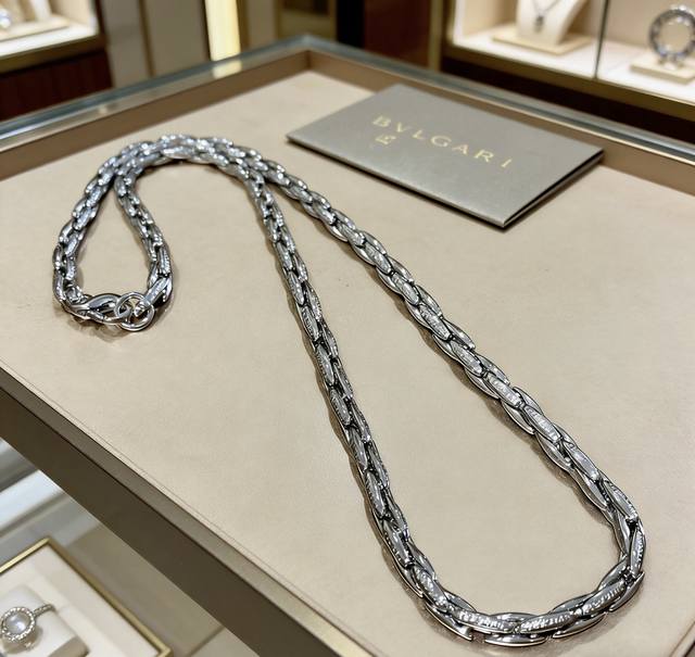 项链 宝格丽项链V金材质 。Bvlgari宝格丽 Divas‘ Dream 系列 品相完美，细节无敌，那种独特的色泽完全无可挑剔，再缀以经典指环外形设计，简约之
