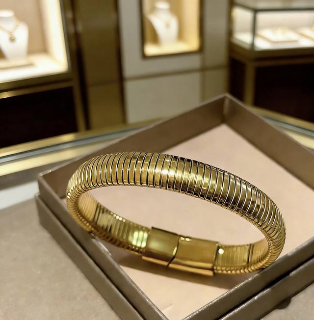 宝格丽手链V金材质 Bvlgari宝格丽 Divas‘ Dream 系列 品相完美，细节无敌，那种独特的色泽完全无可挑剔，再缀以经典指环外形设计，简约之余却又优