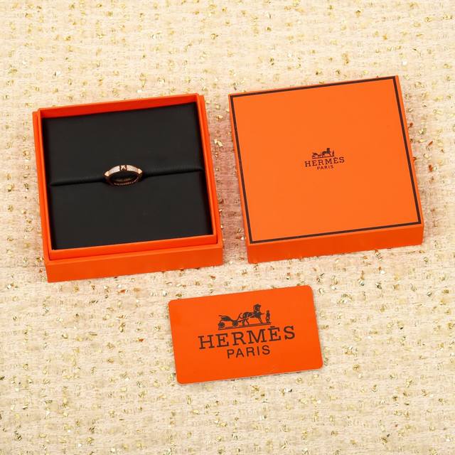 我们出品 爱马仕猪鼻子戒指 ，可订做18K真金真钻版，只做对版真金货，价询客Fu 明星、网红、名媛都难以抗拒！ 酷劲十足的经典标志 古今中外时尚浪尖上的不败元素