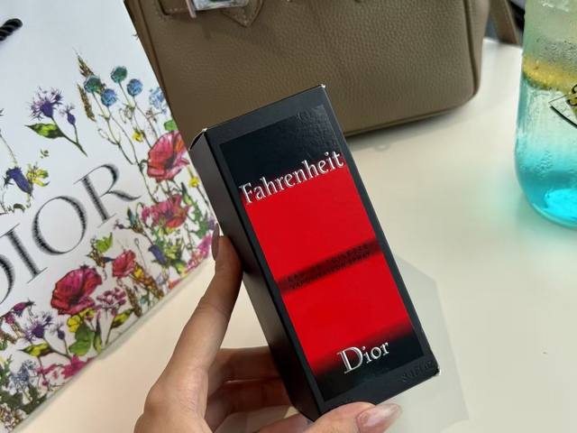 原单品质 Dior迪奥 Fahrenheit华氏温度 男士淡香水Edt 100Ml木质花香 一位沉稳内敛的翩翩君子～ 这款香水前调有薰衣草的香味 前调柑橘+紫罗