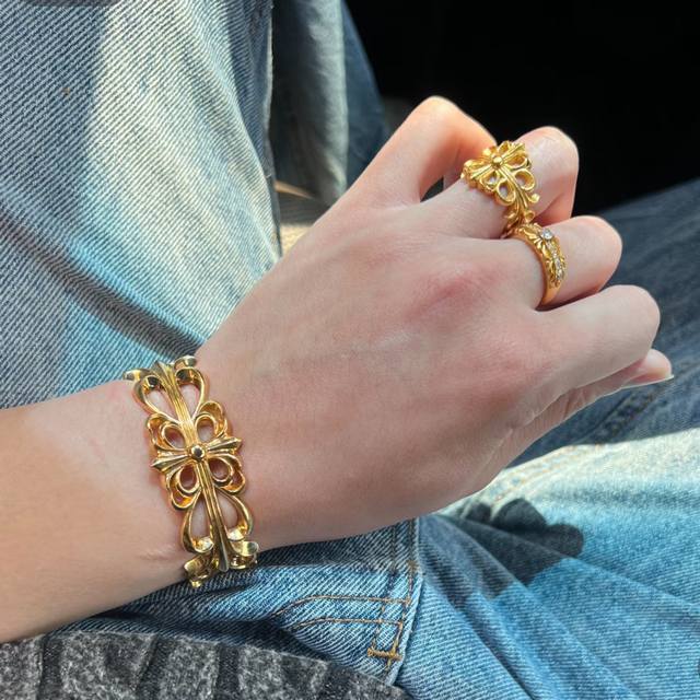 专柜品质 Chrome Hearts克罗心黄金色藤蔓十字架开口手镯 凹凸造型不同的花纹设计风格 呈现出与众不同 十字架 童军花是克罗心的志 所以更经久不衰 正品