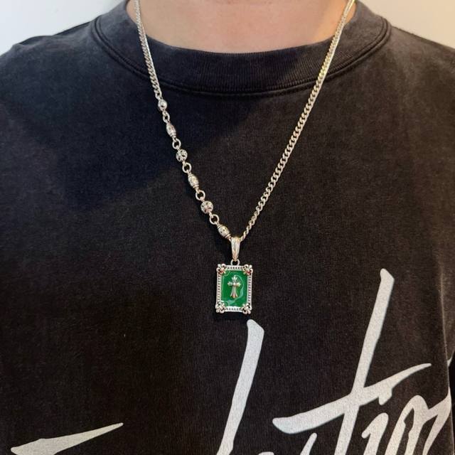 新款 专柜品质 Chrome Hearts克罗心十字架花球侧身项链 方牌十字架吊坠 凹凸造型不同的花纹设计风格 呈现出与众不同 十字架 童军花是克罗心的志 所以