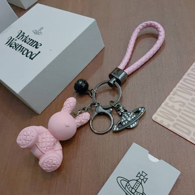 新品发布 西太后钥匙扣 包包扣 最新款包包挂饰档次更高明星同款Anger Forest系列经典款联名设计理念钥匙扣系列 细节对版做旧处理 非市面亮面版型 这款一